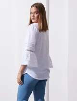 Blusa color celeste con escote en V, mangas largas acampanadas con detalle de crochet y frunces en los hombros.