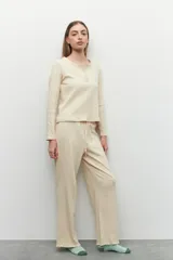 Pantalón de pijama verde con elástico en la cintura y cordones ajustables, fabricado en algodón.
