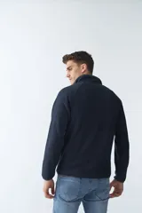 Campera polar color burdeos, de algodón con cuello elevado y logo estampado, con bolsillos laterales y cierre frontal.
