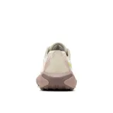 Zapatillas de running Merrell Morphlite para mujer, color beige con detalles en rosa y amarillo.