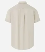 Camisa de hombre de manga corta en lino color blanco, con cuello clásico, botonadura frontal y bolsillo de parche en el pecho. Corte recto.