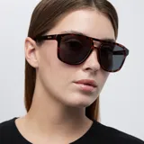 Lentes de sol con montura aviador oversized de carey y doble puente. Lentes de nylon color negro con protección UV400. Patillas de propionato de celulosa.