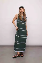 Vestido largo tejido de punto color verde con rayas horizontales blancas y celestes, con tajos laterales y cuello redondo.