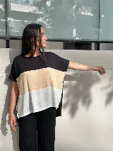 Remera de corte holgado con bloques de color negro, beige y blanco.