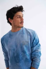 Buzo color turquesa con efecto tie-dye, con estampado en el pecho y diseño de felpa sin friza.