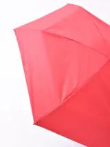 Paraguas plegable color negro con estuche impermeable.