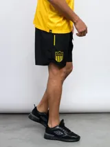 Short de entrenamiento negro con detalles en amarillo y escudo del Club Atlético Peñarol.