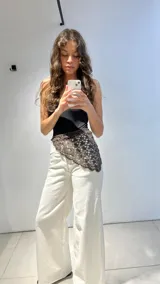 Bandana de crochet color marrón con tiras para atar a la cadera, cabeza o donde se desee.