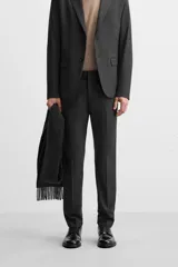 Pantalón de vestir slim fit color gris oscuro, confeccionado en tejido con viscosa. Cuenta con bolsillos frontales y traseros de vivo. Cierre frontal con cremallera y botón.