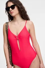 Malla enteriza color rojo con breteles finos, escote en V y abertura en el abdomen.