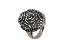 Anillo de Plata 925 con diseño floral en bajo relieve y acabado empavonado.