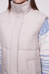 Chaleco negro con cuello alto y bolsillos laterales.