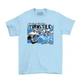 Remera celeste de algodón con estampado frontal de la banda Turnstile, que incluye la frase "Live and in the Flesh", la palabra "Turnstile" en letras grandes, y la frase "Baltimore Hardcore". El diseño muestra a dos figuras masculinas en blanco y negro sobre un fondo azul.
