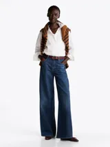 Pantalón de jean azul de pierna ancha y talle alto, con efecto desteñido y usado.