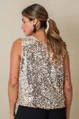 Blusa sin mangas color verde militar cubierta de lentejuelas.