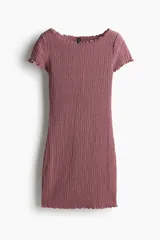 Vestido corto ajustado color rosa con textura arrugada, cuello redondo y mangas cortas con ribete sobrehilado.
