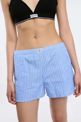 Short de popelina rayada celeste y blanco, con cintura elastizada y bolsillos laterales.