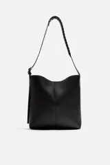 Bolso tipo shopper color negro, con compartimento principal con cierre mediante imán y bolsillo plano interior. Asa de hombro ajustable.