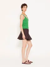 Top tejido color verde, con escote en V, breteles anchos y textura calada.