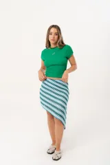 Minifalda con estampado geométrico en tonos celeste, blanco y verde.