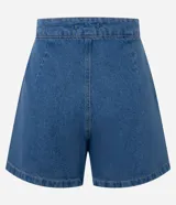 Short pollera de jeans azul de cintura alta, con diseño de traspase tipo sobre abrochado con un botón dorado.