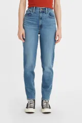 Pantalón de jean celeste claro, tiro alto, corte tapered y largo al tobillo.