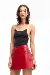 Musculosa negra de jersey de algodón con modal peruano, de calce fitted, escote en "U" y largo a la cadera. Presenta detalle de breteles y escote a contratono en blanco. Cuenta con bordado marcario a contratono en frente como distintivo.