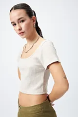 Remera cropped de ribb color crudo, con escote cuadrado y manga corta.