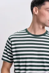 Remera de manga corta con cuello redondo y estampado a rayas horizontales blancas y verdes.