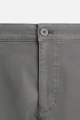 Pantalón chino azul marino, corte skinny fit, confeccionado en tejido de algodón con elasticidad. Cuenta con bolsillos frontales y traseros de vivo. Cierre frontal con cremallera y botón.