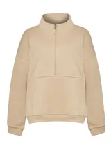 Buzo color beige con cierre y bolsillo frontal, de diseño cómodo y relajado.