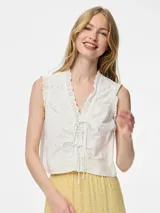 Top blanco sin mangas, con escote en V y bordado inglés. Se ajusta mediante tiras.