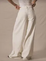 Pantalón de jean blanco, de tiro medio y pierna ancha.