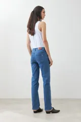 Pantalón de jean azul de corte recto, con bolsillos delanteros y traseros, y presillas para cinturón.