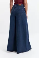 Pantalón jean oxford de tiro alto color crudo, de corte ajustado en la cadera y amplio desde la rodilla.