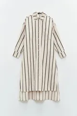 Vestido camisero largo con estampado de rayas verticales negras y crudas, corte recto, manga larga con puños y bolsillo en el pecho.