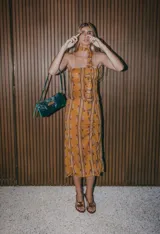 Cartera de mano tipo clutch, color marrón, confeccionada en cuero.