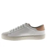 Zapatillas urbanas Victoria modelo Berlín, color blanco con logo lateral en color cuero y puntera en gamuza gris. Fabricadas en España con cuero de curtición responsable y suela de aceites vegetales.