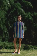 Minivestido de lurex a rayas verticales multicolores con mangas 3/4.