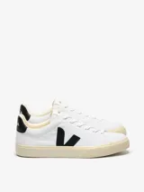 Zapatillas Veja modelo Campo, color blanco con logo lateral en negro y refuerzo trasero en negro. Suela color crema.