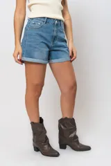 Short de jean celeste con tiro alto y dobladillo en el ruedo.