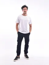 Pantalón jogger gris con bolsillos cargo laterales, cintura elastizada con cordón ajustable y puños elastizados.