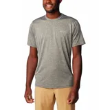 Remera deportiva Columbia Hike Crew color borgoña, de corte clásico y manga corta, con logo estampado en el pecho. Confeccionada en poliéster con tecnología Omni-Wick para absorción de la humedad y control de olores.