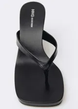 Sandalia de cuero negro con diseño destalonado, punta cuadrada y tacón de cuña de 8 cm.