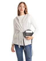 Cartera tipo bandolera de eco cuero con silueta de media luna, color beige y detalles en marrón claro. Incluye un monedero/tarjetero independiente en el bolsillo frontal y una cadena decorativa de eslabones dorados.