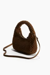 Cartera bandolera color marrón, con textura guateada, asa corta gruesa y correa fina extraíble. Cierre superior con cremallera y forro interior. Ancho 6 cm, alto 16 cm y largo 23 cm.