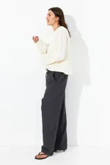 Pantalón tobillero de corte holgado en tejido liviano de mezcla de lino. Modelo de tiro alto con elástico revestido y cordón para ajustar fino en la cintura, bolsillos al bies y piernas ajustadas.