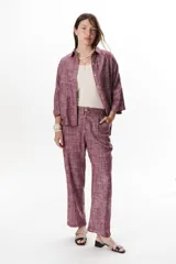 Pantalón de vestir azul con corte recto y bolsillos laterales.