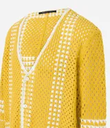 Camisa masculina relaxed con textura efecto ganchillo, cuello en v, abotonada, manga larga y recortes.