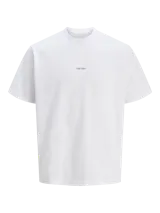 Camiseta blanca de manga corta y cuello redondo, con calce holgado y estampa pequeña en el pecho.